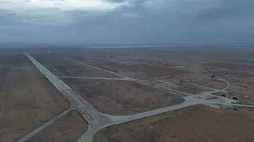 İsrail savaş uçakları İdlib’de stratejik askeri havaalanını hedef aldı