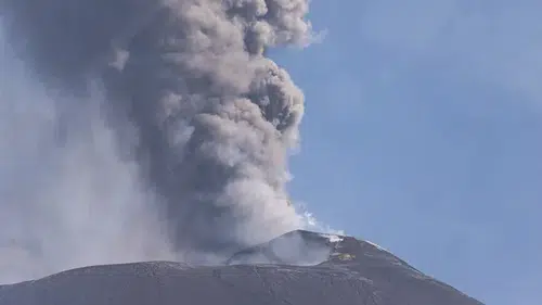Etna Yanardağı ulaşımı aksattı: İtalya yolcularına kritik uyarı!