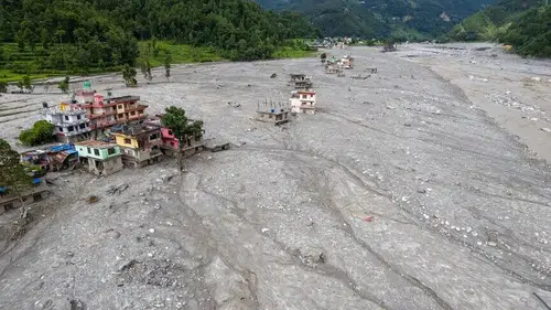 Nepal'deki selde tünelde mahsur kalan 2 işçi kurtarıldı