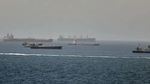 Hürmüz Boğazı'nda LNG trafiği düşerken petrol geçişleri devam ediyor