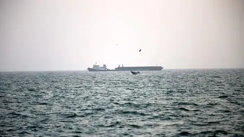 İran, ABD'nin iki savaş gemisini balistik füzelerle hedef aldı