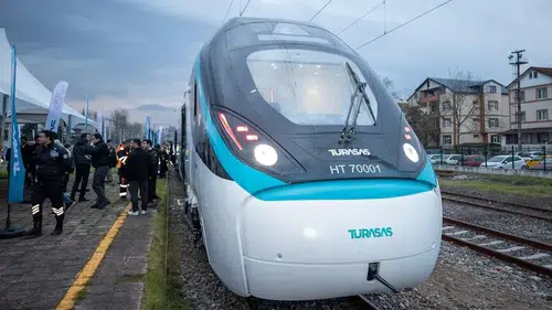 Milli elektrikli hızlı tren saatte 250 kilometreye ulaşarak rekor kırdı