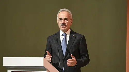 Bakan Uraloğlu, havalimanlarının stratejik önemine dikkat çekti