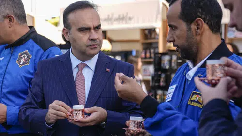 Bakan Kacır, IAC 2026'da astronotlarla 'Anadoludakiler' pazarını gezdi