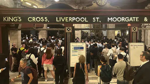 Londra'da aşırı sıcak hava ve yağış raylı ulaşımı felç etti