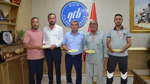 Yılın ilk boz Antep fıstığı üreticilerine altın ödül verildi
