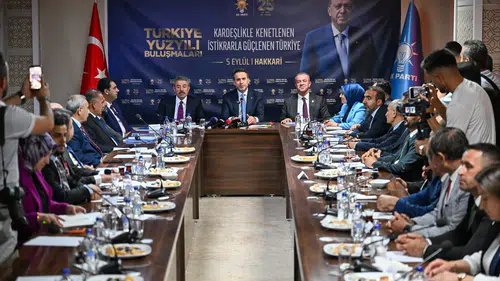 Hakkari'de enerji ve yatırımlar üzerine konuşan Bakan Bayraktar, gençlere iş müjdeleri verdi