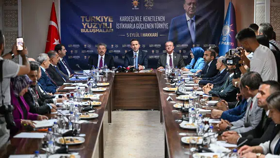 Hakkari'de enerji ve yatırımlar üzerine konuşan Bakan Bayraktar, gençlere iş müjdeleri verdi