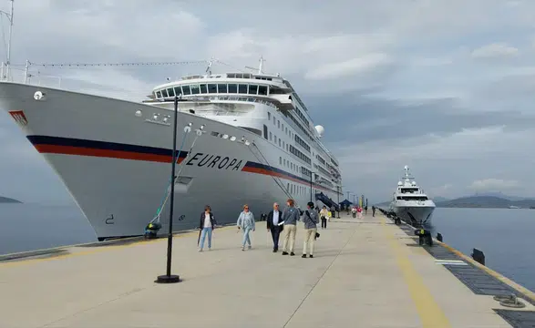 Bodrum'da Alman rüzgarı: Dev kruvaziyer Europa limana demirledi!