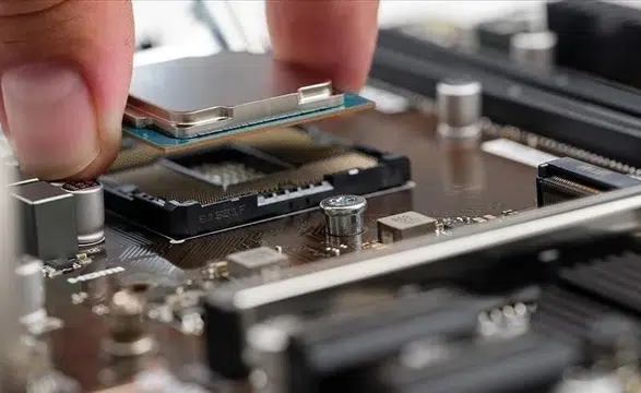 Hürmüz Boğazı'nda gemi geçişleri yüzde 95 düştü: Gübre ve çip sektörü küresel darboğazla karşı karşıya!