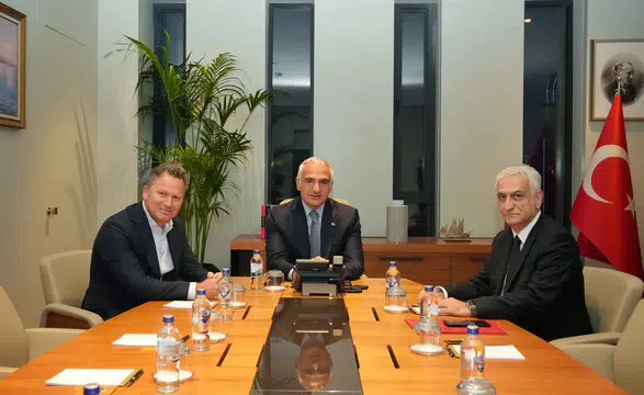 Milyonluk turist planı: Bakan Ersoy dev operatörlerle düğmeye bastı!