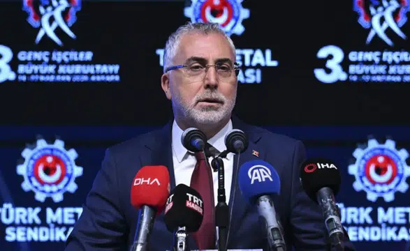 Bakan Işıkhan’dan dijital çağ uyarısı: Geleceğimizi tehdit eden görünmez bir salgın var