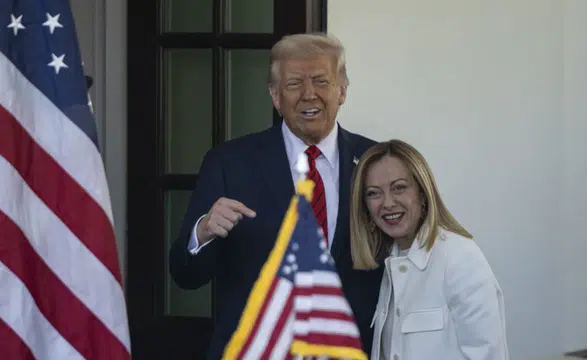 Diplomaside fotoğraf krizi: 'Benimle yan yana gelmek için yalvardı!'