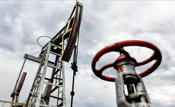 Petrol fiyatları dalgalanıyor: Brent varili 104,44 dolara geriledi