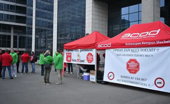 Belçika'da cezaevi çalışanları, güvenlik sorunlarına dikkat çekmek için grevde