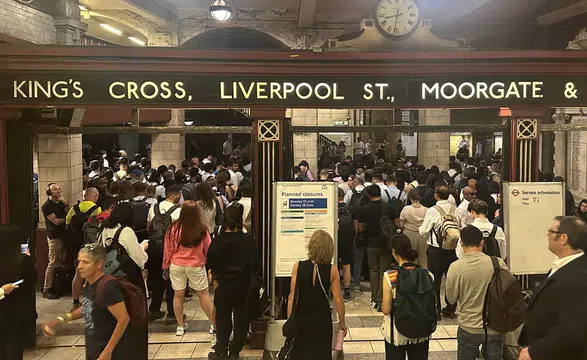 Londra'da aşırı sıcak hava ve yağış raylı ulaşımı felç etti