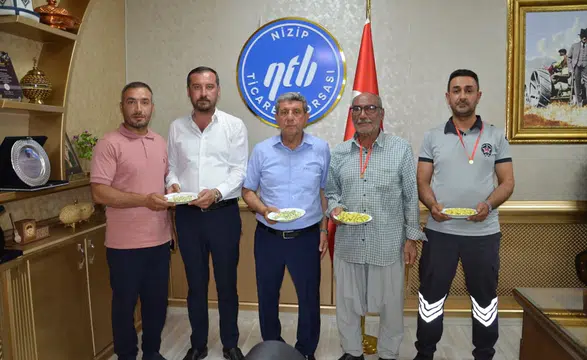 Yılın ilk boz Antep fıstığı üreticilerine altın ödül verildi