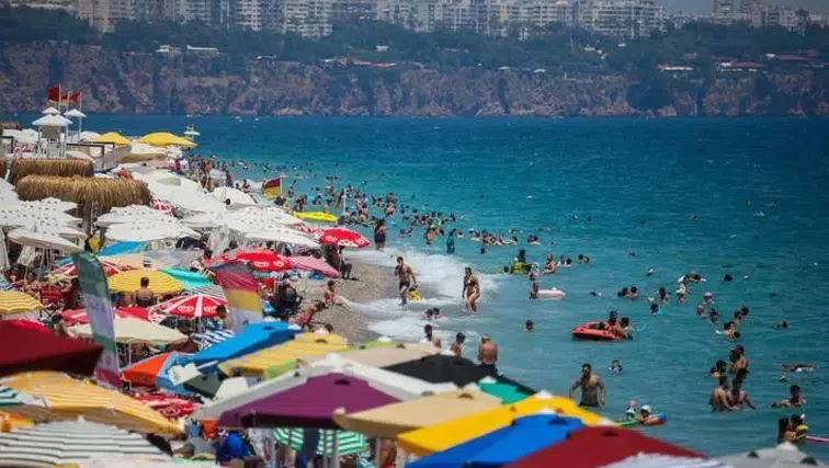 Antalya'da turizmciler Avrupa'daki ekonomik durgunluğu değerlendirdi