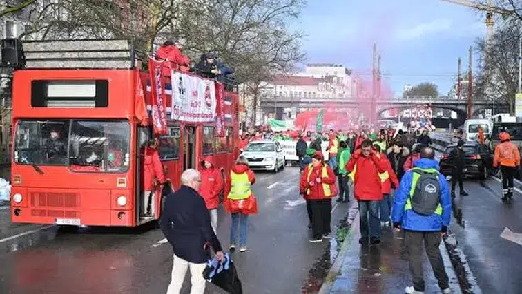 Belçika'da kamu çalışanları hükümetin politikalarını protesto için greve gitti