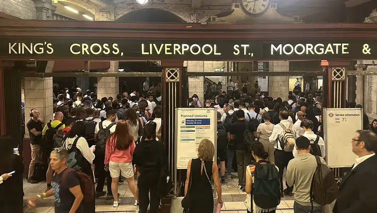 Londra'da aşırı sıcak hava ve yağış raylı ulaşımı felç etti