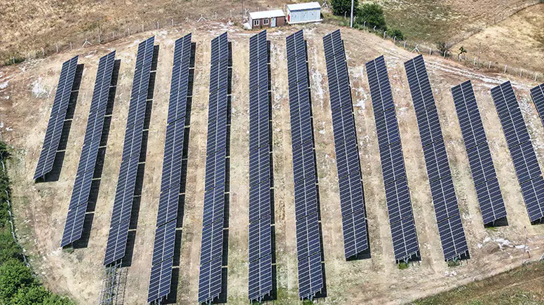 Bursa'da atıl arazileri "güneş tarlasına" dönüştüren ilçe belediyesi gelir elde ediyor
