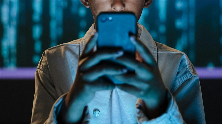 Fransa'da 15 Yaş Altına Yasak Geliyor!