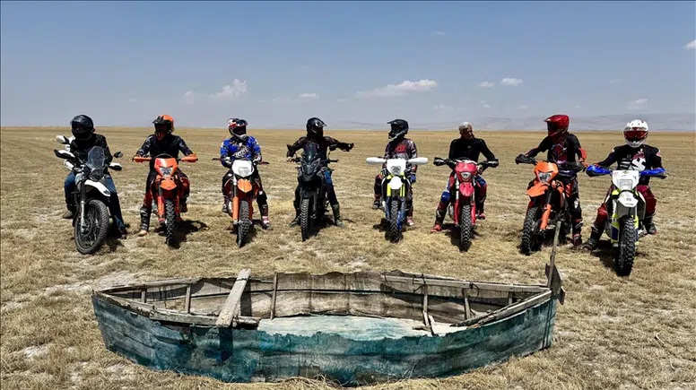 Kuruyan Akşehir Gölü'nden motosikletlerle geçtiler