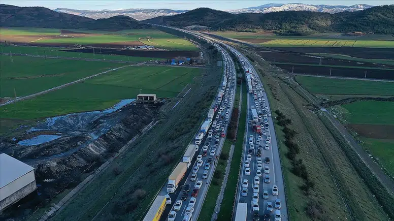 Karayollarında Yoğun Mesai: Otoyol ve Şehirlerarası Yollarda Şerit Kısıtlamaları!