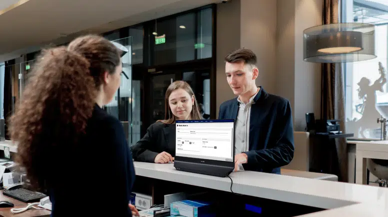 Philips’ten sınırları zorlayan tasarım: Dünyanın ilk çift ekranlı monitörü satışta