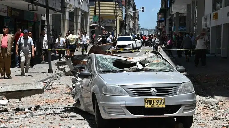 Kolombiya'da 7,4'lük yıkımın ardından acil durum ilan edildi