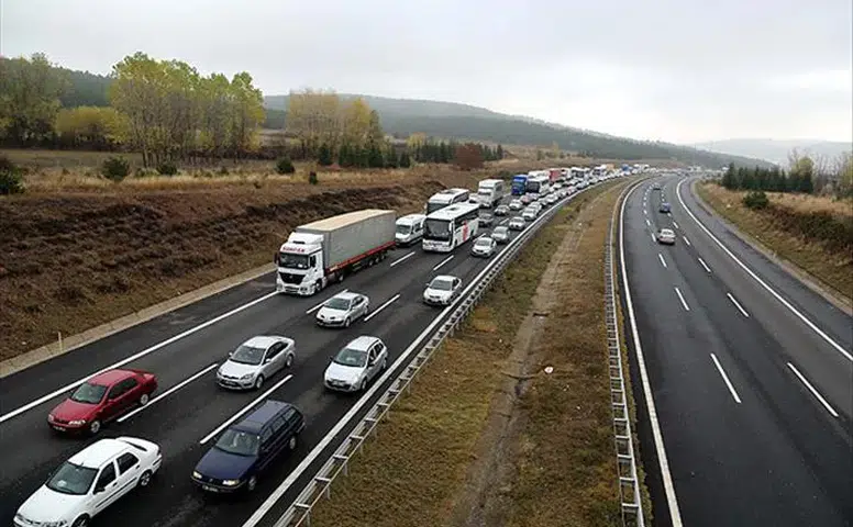 Sürücülerin dikkatine: Otoyollarda şeritler kapatıldı, trafik akışı değişti!