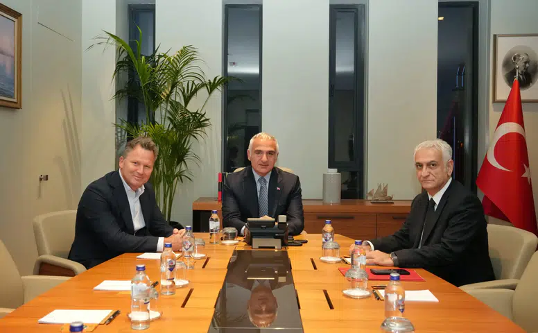 Milyonluk turist planı: Bakan Ersoy dev operatörlerle düğmeye bastı!