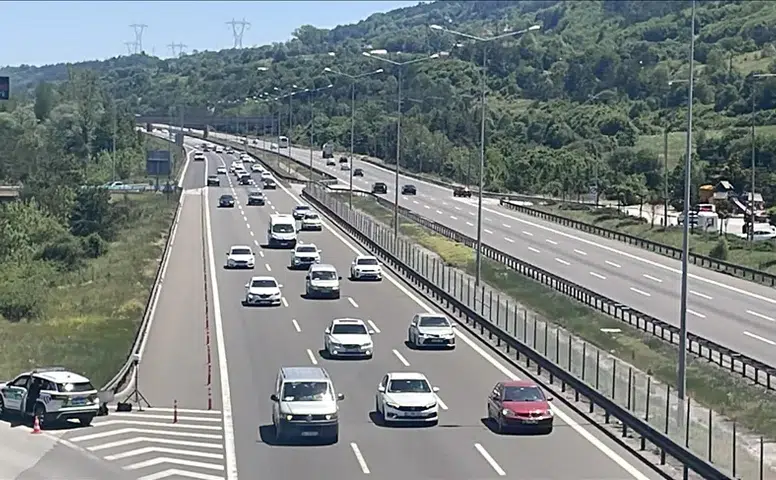 Karayollarında bakım ve onarım mesaisi: Birçok noktada trafik akışı yeniden düzenlendi!