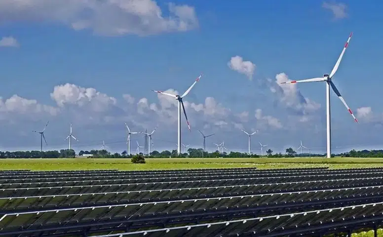 Küresel enerjide tarihi eşik: Fosil yakıtlar gerilerken temiz enerji rekora koşuyor