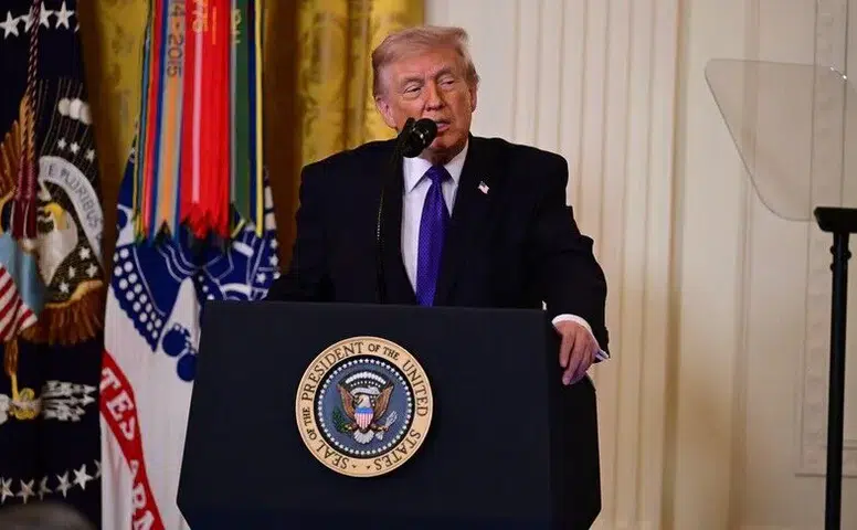 Beyaz Saray'da teleprompter depremi: Trump’ın metinleri üzerinden kumar oynattı!