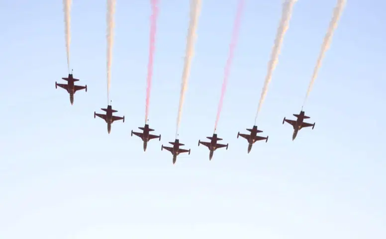 Başkan Altay, Konya Bilim Festivali'nde Türk Yıldızları'nın gösterisini vatandaşlarla izledi