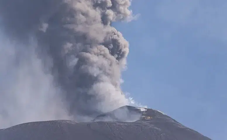 Etna Yanardağı ulaşımı aksattı: İtalya yolcularına kritik uyarı!