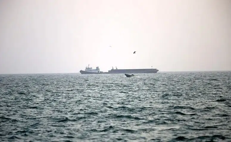İran, ABD'nin iki savaş gemisini balistik füzelerle hedef aldı