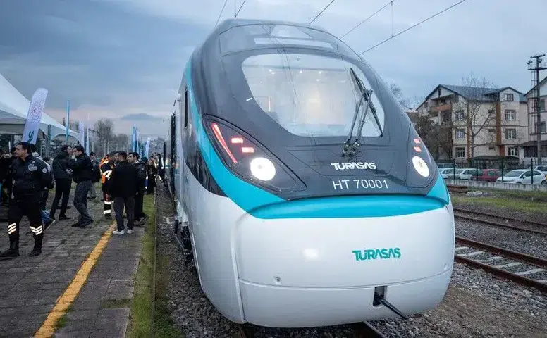 Milli elektrikli hızlı tren saatte 250 kilometreye ulaşarak rekor kırdı
