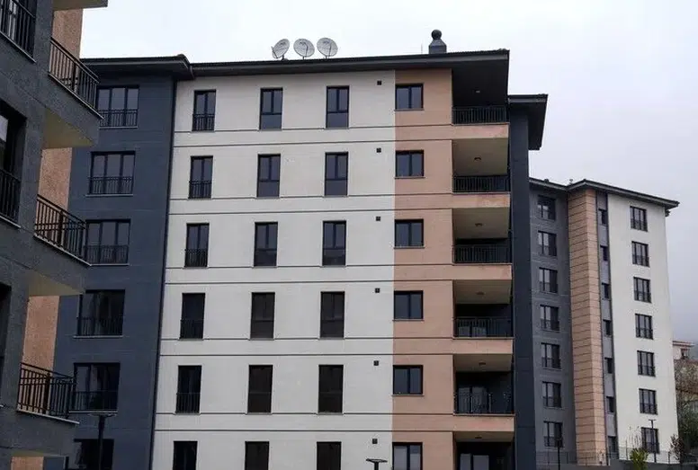 Maltepe'de yıkılan binanın hak sahiplerine yeni konutlar teslim ediliyor