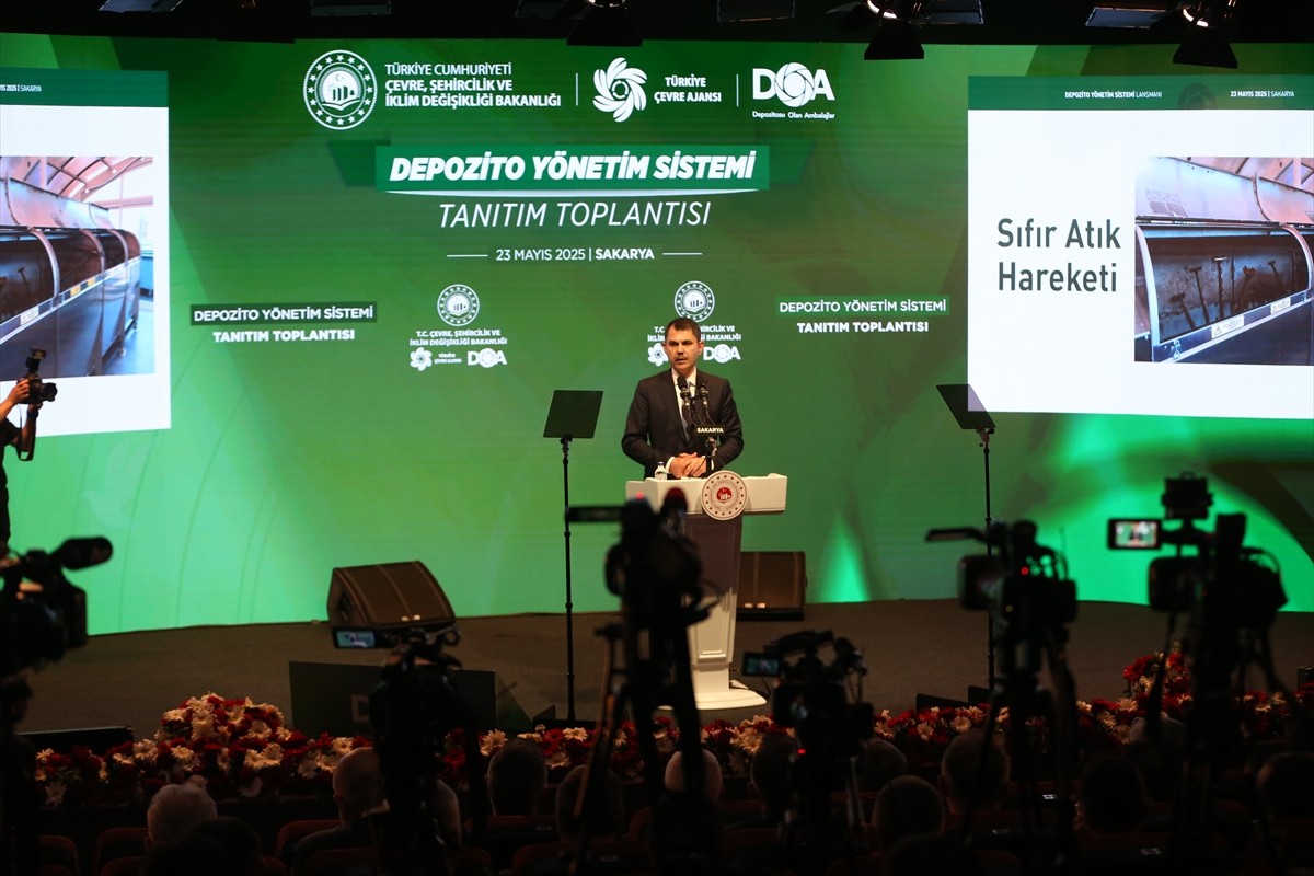 Çevre, Şehircilik ve İklim Değişikliği Bakanı Murat Kurum, Sakarya'da Orhangazi Kültür Merkezi'nde...