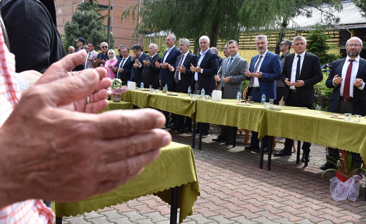 Trabzon'un Of ilçesinde 2025 yaş çay sezonu kampanyasının açılışı ÇAYKUR Of Çamlı Çay...