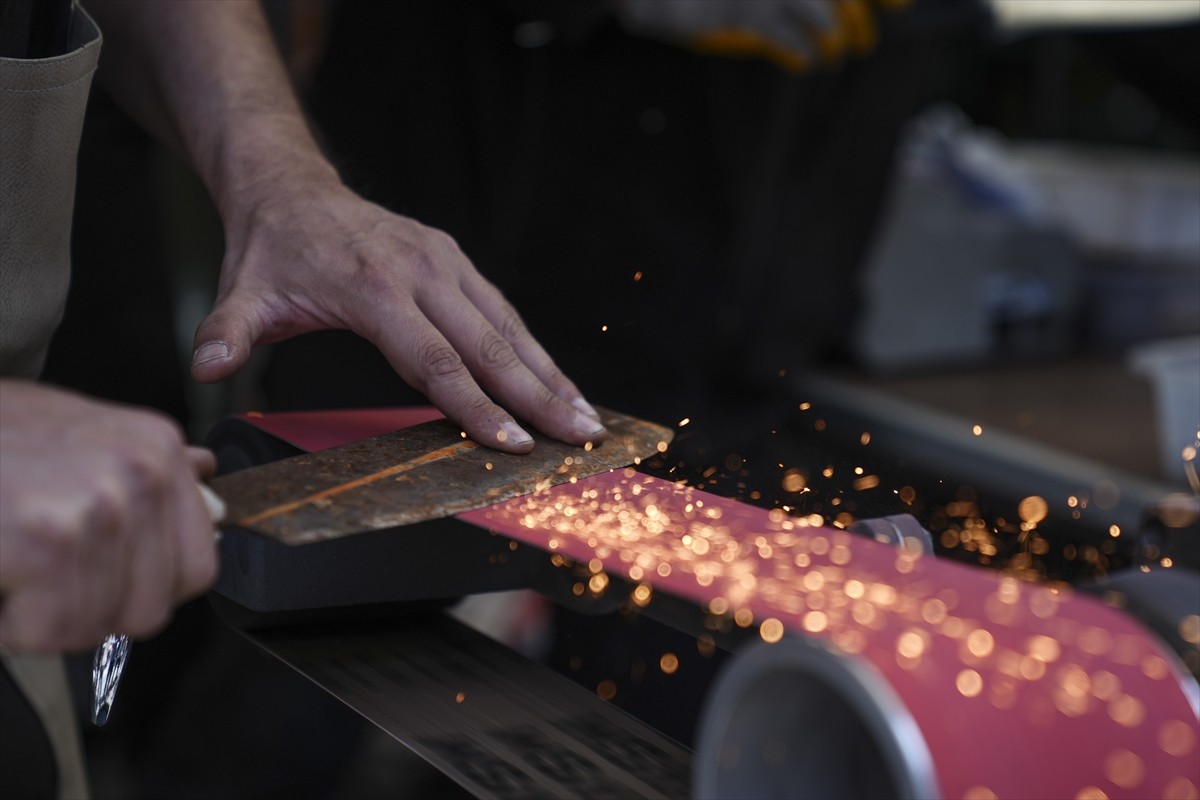 Kurban Bayramı'na sayılı günler kala vatandaşlar kurbanlık kesiminde kullanacağı bıçak, satır ve...