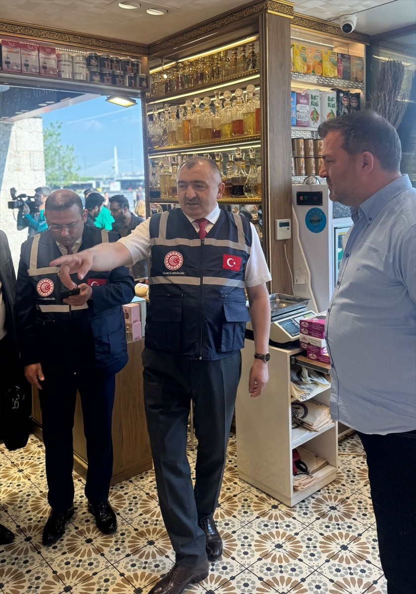 Ticaret Bakanlığı ekipleri, Kurban Bayramı öncesi İstanbul'un çeşitli yerlerinde temel gıda ve...