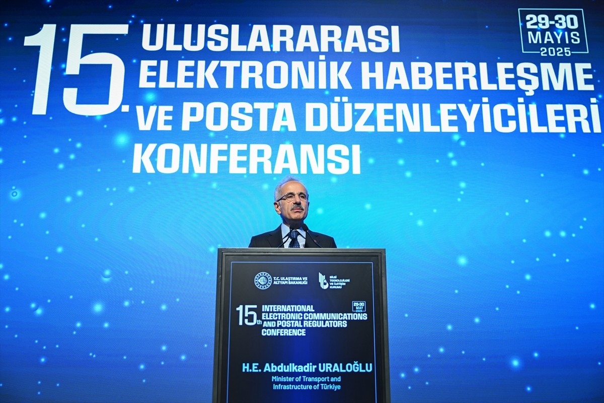 Ulaştırma ve Altyapı Bakanı Abdulkadir Uraloğlu (ortada), Bilgi Teknolojileri ve İletişim...