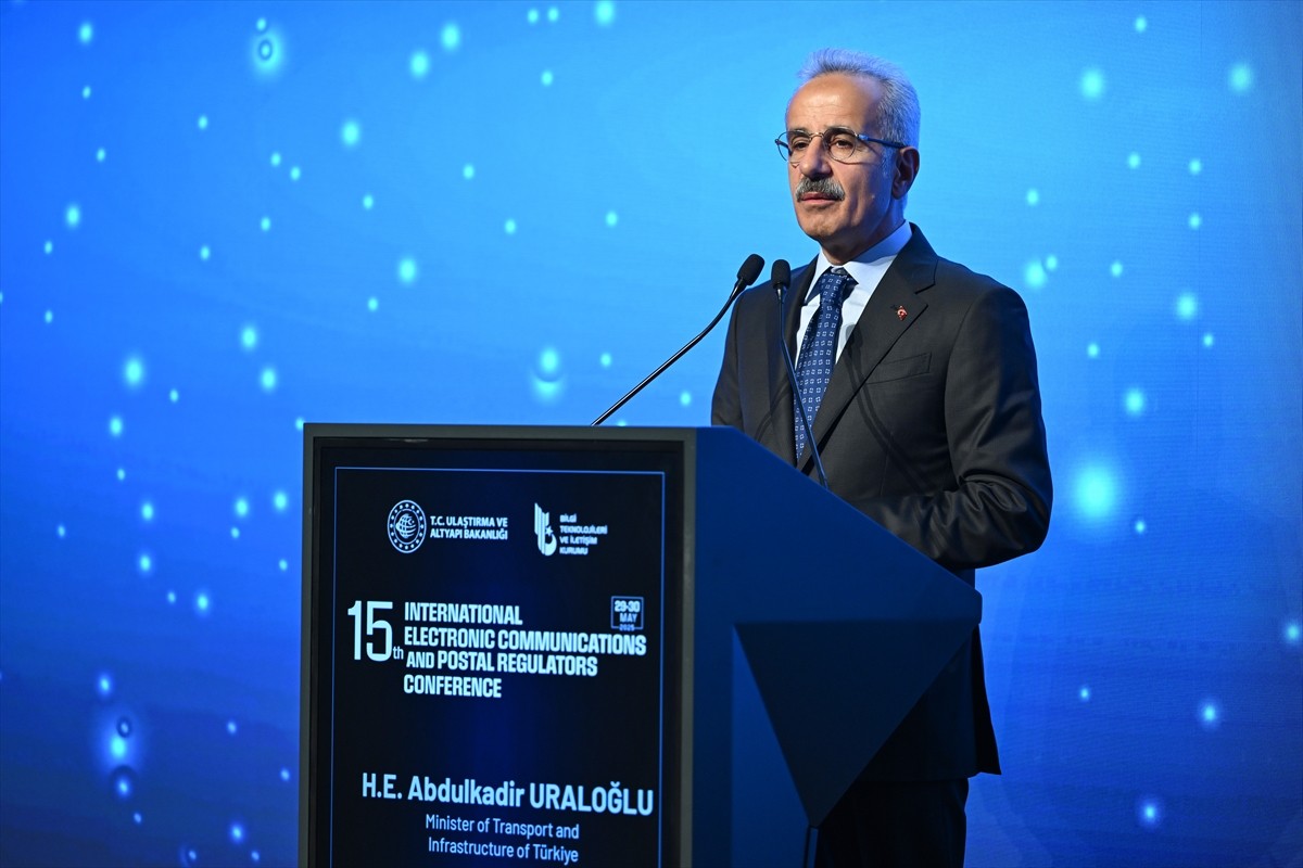 Ulaştırma ve Altyapı Bakanı Abdulkadir Uraloğlu (ortada), Bilgi Teknolojileri ve İletişim...