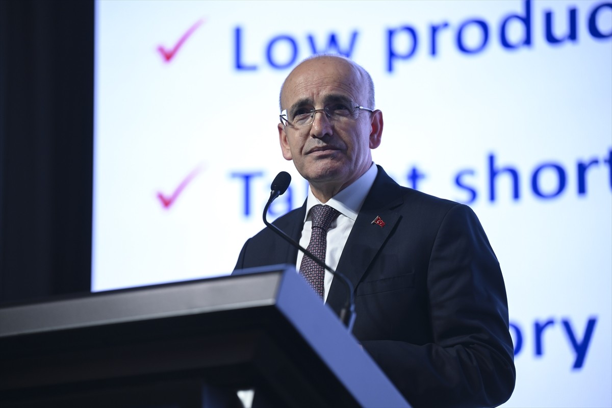 Hazine ve Maliye Bakanı Mehmet Şimşek, İstanbul Finans Merkezi'ndeki Halkbank Genel Müdürlüğü'nde...