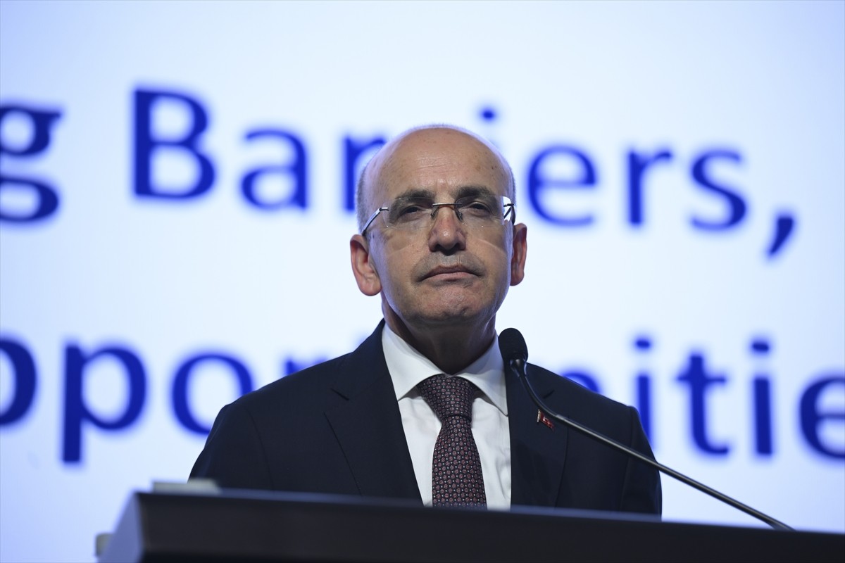 Hazine ve Maliye Bakanı Mehmet Şimşek, İstanbul Finans Merkezi'ndeki Halkbank Genel Müdürlüğü'nde...