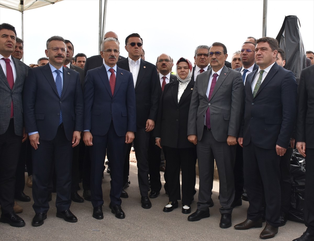 Ulaştırma ve Altyapı Bakanı Abdulkadir Uraloğlu, Eskişehir OSB-Hasanbey Lojistik Merkezi demir...