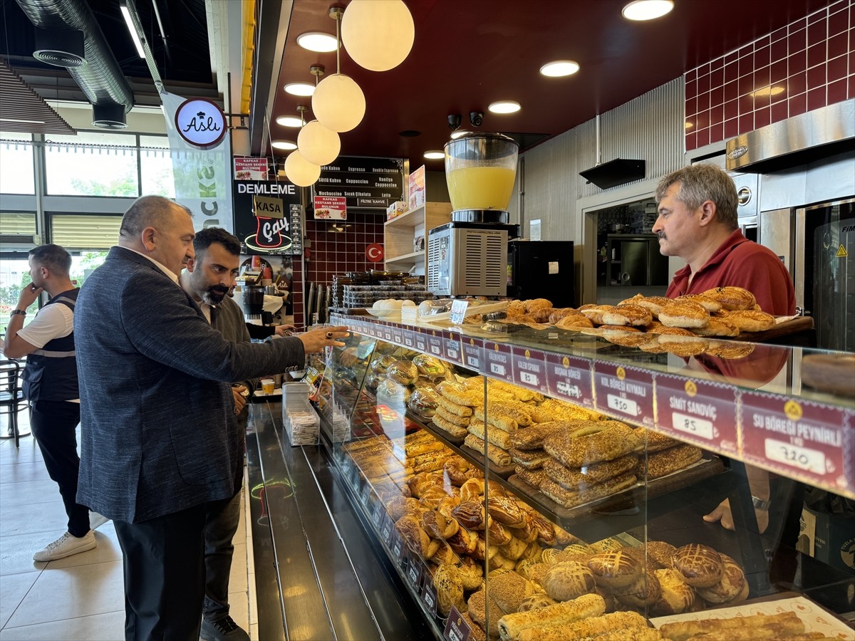 Ticaret Bakanlığı ekipleri, Kurban Bayramı öncesi İstanbul'da fiyat etiketi denetimi yaptı....